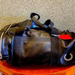 FRED PERRY GYM / TRAVEL BAG LEATHER BLK